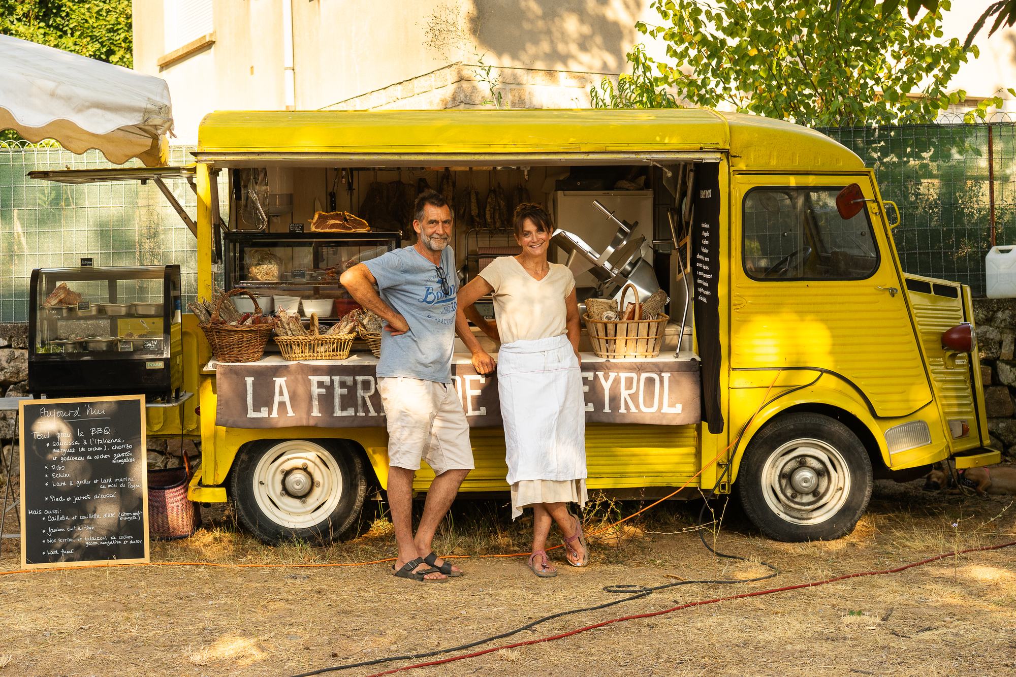 Tania et Emmanuel devant le camion-boutique de la Ferme de Pomeyrol